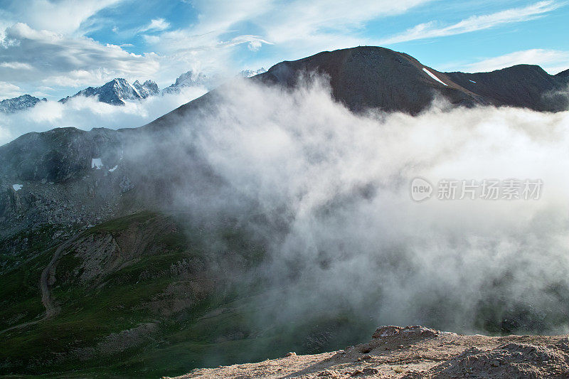 阿尔卑斯山脉/云雾缭绕